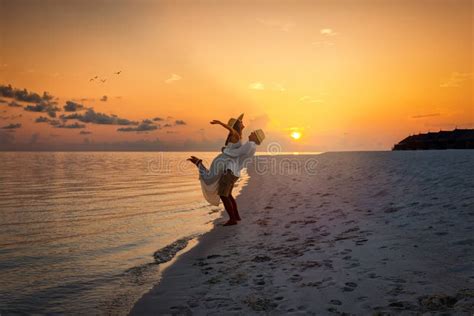 Um Casal Feliz De F Rias Abra Ando Em Uma Praia Tropical Imagem De