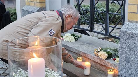 Nie wieder Pogromgedenken vor der zerstörten Synagoge in Halle