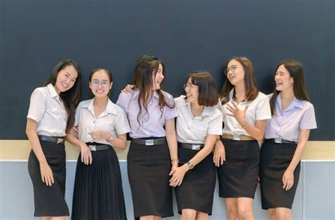 Tudiants Dans Le Fonctionnement D Uniforme Avec Le Comprim Photo