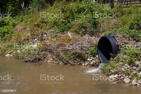 Photo Libre De Droit De Leau Entrant Dans Un Ruisseau À Partir Dun