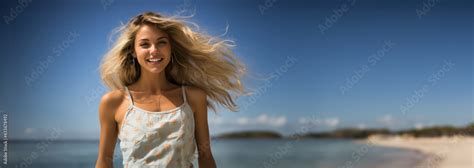 Lachende hübsche blonde Frau mit langen fliegenden Haaren am Meer ai generativ Illustration