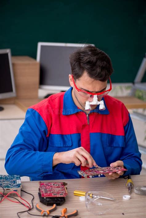 Hombre Joven Reparador Reparando Computadoras En El Aula Foto De