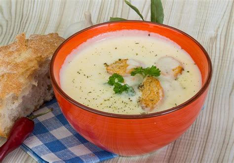 Sopa De Queso Con Picatostes En Un Bol Sobre Fondo De Madera