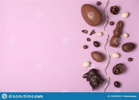 Composición Puesta Plana Con Los Huevos De Pascua Del Chocolate Y