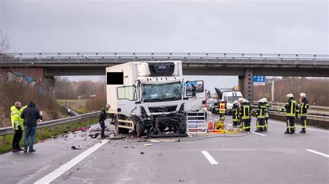 Lkw Fahrer Stirbt Bei Unfall Auf Der A