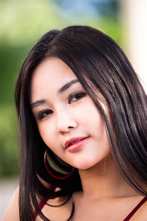 Ngân Anh diện trang phục đính cườm như đồ lót lộ da mẩn đỏ trong bộ ảnh bikini tại Miss