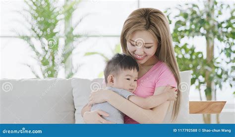 La mamá abraza a su hijo foto de archivo Imagen de poco 117792588