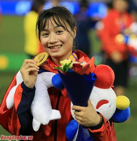 Giao lưu trực tuyến với hot girl Hoàng Thị Loan Bongdaplus vn