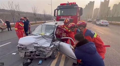 濮阳一男子开“老年代步车”发生车祸腿部被困，还好 腾讯新闻