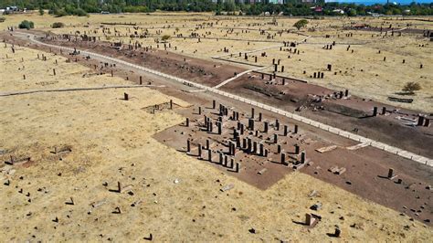 Ahlat Selçuklu Meydan Mezarlığı nda 108 yeni mezar gün yüzüne çıkarıldı