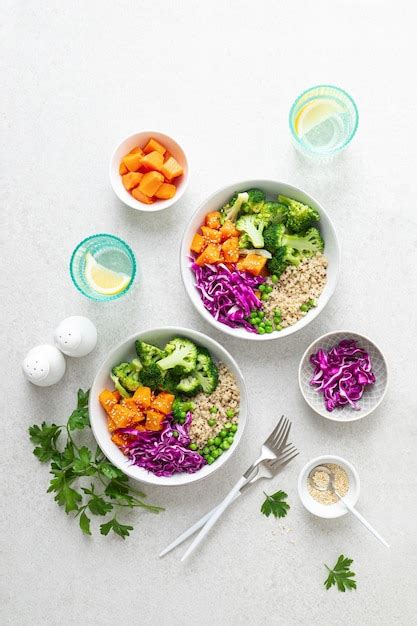 Almuerzo vegetariano de quinoa y brócoli buddha bowl con al horno