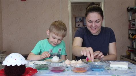 Красим яйца вместе с детьми - YouTube