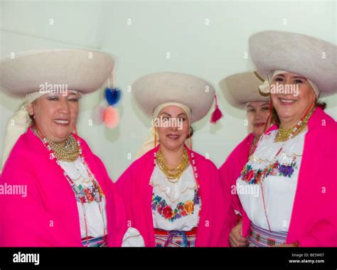 Las mujeres ecuatorianas en la vestimenta tradicional Fotografía de stock - Alamy