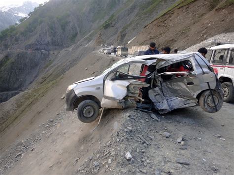 Tragic incident near Zojila claims two lives, injures three others ...