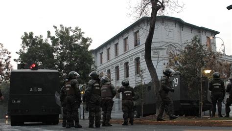 Cinco Carabineros Heridos En Nuevos Incidentes En El Liceo De