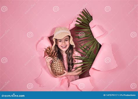 Menina Engra Ada O Abacaxi No Fundo Colorido Imagem De Stock