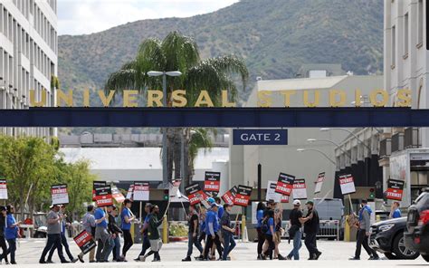 Guionistas De Hollywood En Huelga Claves Para Entender La Protesta Aristegui Noticias