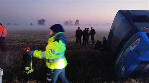 Pullman Ribaltato Fuori Strada A Torrevecchia Pia Tre In Ospedale La