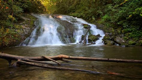 Explore the majestic waterfalls near Bryson City and the Great Smoky Mountains