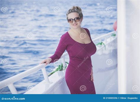 Magnifique Blonde Avec De Gros Seins Reposant Sur Un Yacht Photo Stock