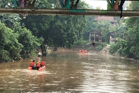 Tim Sar Gabungan Lanjutkan Pencarian Bocah Tenggelam Di Kali Ciliwung