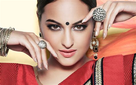 Sonakshi Sinha Bollywood Actress Wallpapers Hd Wallpapers Id 13712