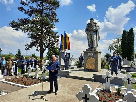 Autorit Ile Sucevene Au Depus Coroane De Flori La Monumentul Eroilor