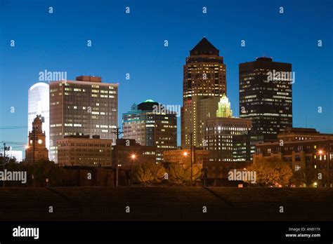 Des moines skyline at night hi-res stock photography and images - Alamy