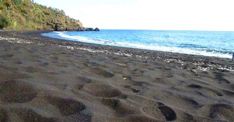 Sabbie nere bianche o rosa le spiagge siciliane tra le più colorate