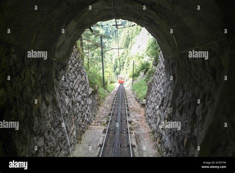 Tren Pilatus el tren cremallera más empinado del mundo se aproxima a