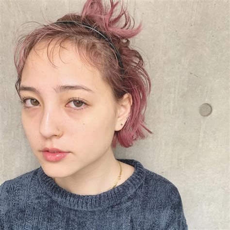 「伸ばしかけショート」をおしゃれに楽しむ方法！襟足の活かし方からヘアアレンジまで 伸ばしかけ ショート 髪型 ショート ショート 結ぶ