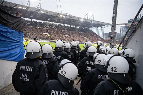 Magdeburgs Fans In Toiletten Gefilmt Polizei Hamburg Reagiert Auf