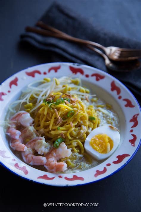 Mie Celor Palembang (Seafood Noodles in Coconut Broth)