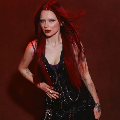 Кендалл Дженнер и Хейли Бибер опубликовали видео под хит Эрики Лундмоен