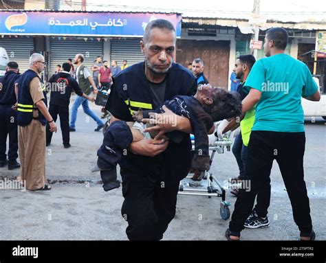 Rafah Gaza 06 novembre 2023 Un enfant palestinien blessé est emmené