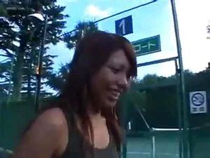 Смотрите 周りにバレないように声を殺してヤる極上女とのSEX Doggy Blowjob Outdoor Porn SpankBang