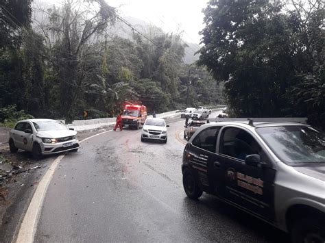 Duas Pessoas Ficam Feridas Em Acidente Em Trecho Da Rio Santos Em São