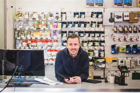 Portrtt Av Sjlvsker Gare Bakom Kassan I Elektronikaffr Stock Photo