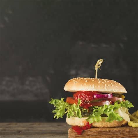 Burger Savoureux Avec Sauce Tomate Et Laitue Close Up Photo Gratuite