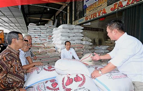 Jokowi Pastikan Stok Beras SPHP Di Pasar Induk Cipinang Melimpah Dan