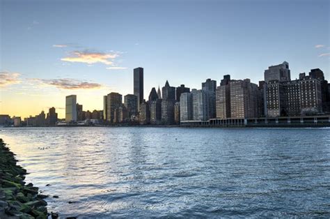 Premium Photo | View of the manhattan skyline from roosevelt island