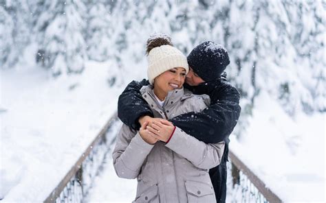 Stunning Winter Engagement Photo Ideas