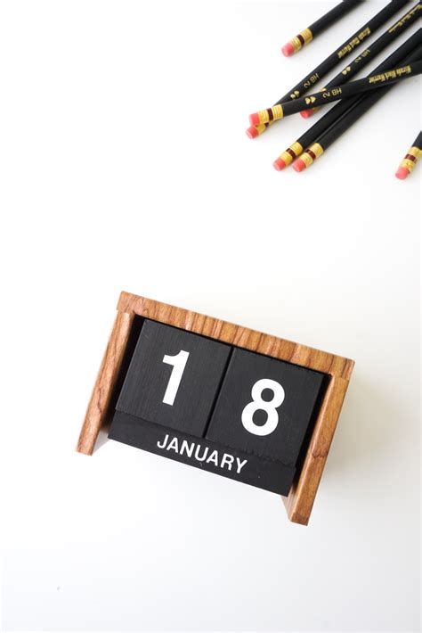 Flip-Clock Wooden DIY Desk Calendar