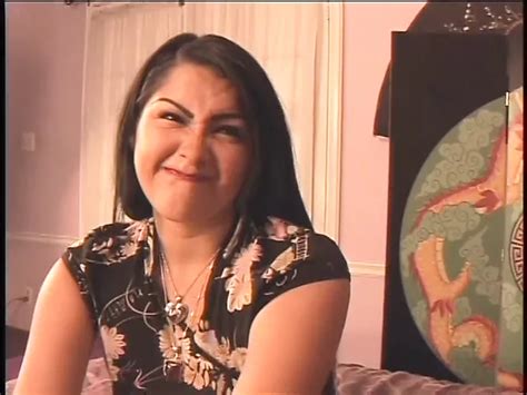 Blonde MILF zeigt jüngerer Brünette wie man im Bett lutscht und fickt xHamster