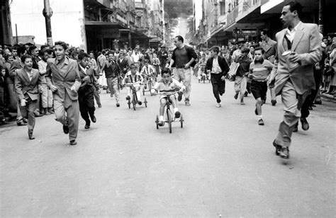 Corrida de Velocípedes na Rua Halfeld Juiz de Fora MG Provavelmente