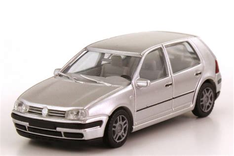 VW Golf IV 4türig silber met AMW AWM 0779 in der 1zu87 Modellauto