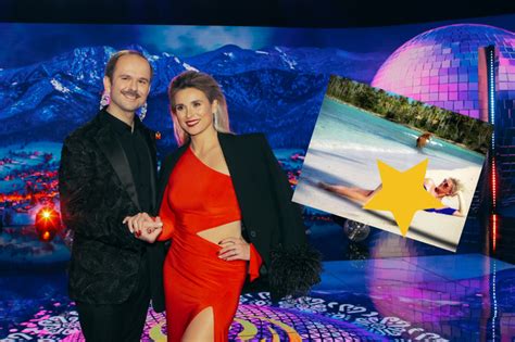 Ona S Awomira Ol Ni A Wszystkich Figur Sk Pe Bikini Pokazuje Wiele Eska