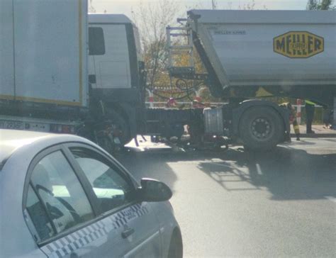 Samochód ciężarowy śmiertelnie potrącił rowerzystę na przejeździe