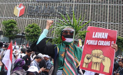 Foto Ratusan Massa Demo Bawaslu Tagar