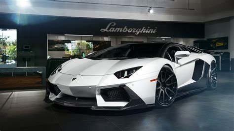 Descubrir 55+ imagen lamborghini black and white - Abzlocal.mx